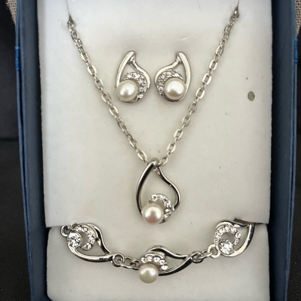 Elegant Silver and Pearl Jewelry Set